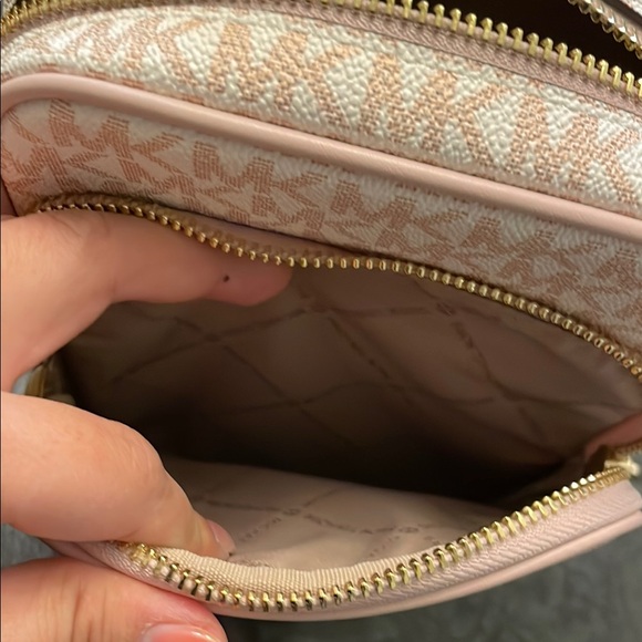 Michael Kors Blush Monogram crossbody - Picture 5 of 5